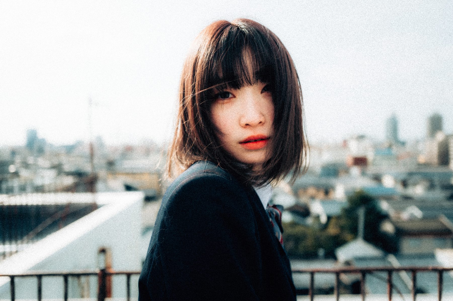 屋上に立つ人のポートレート