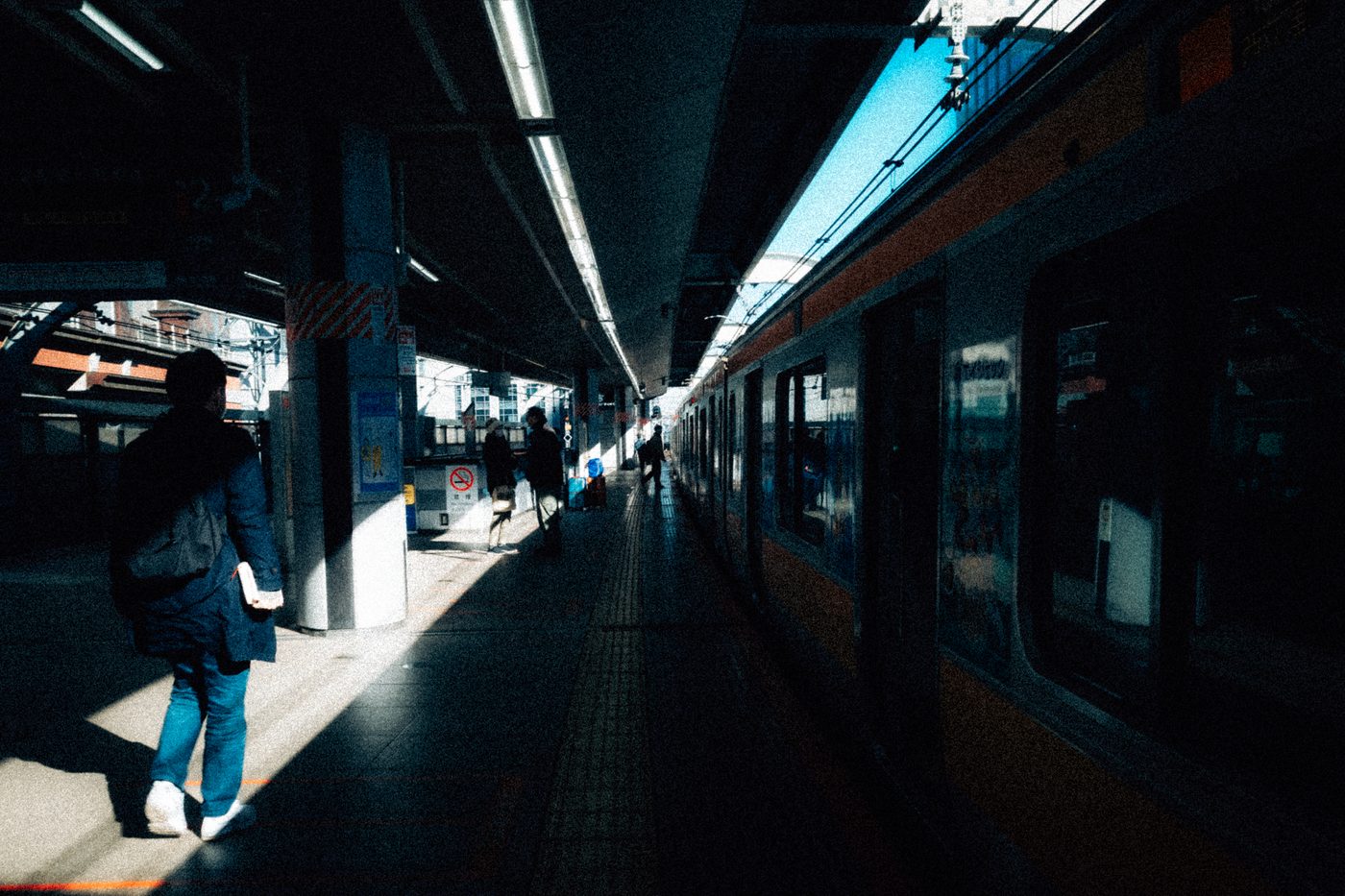 Transit — 光の差すホームを歩く人